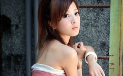 美女脱了内裤打开腿让男人玩